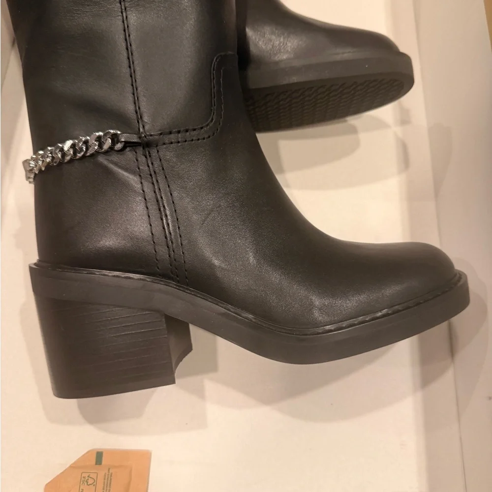 MICHAEL Kors Carlisle knee-high boots in black leather with a chain detail heel